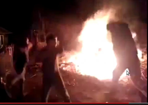 Rapaz tenta  fazer o harlem shake e cai  no fogo 